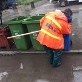 姚溝鎮(zhèn):環(huán)衛(wèi)工人給垃圾桶“洗澡”、用雙手扮靚